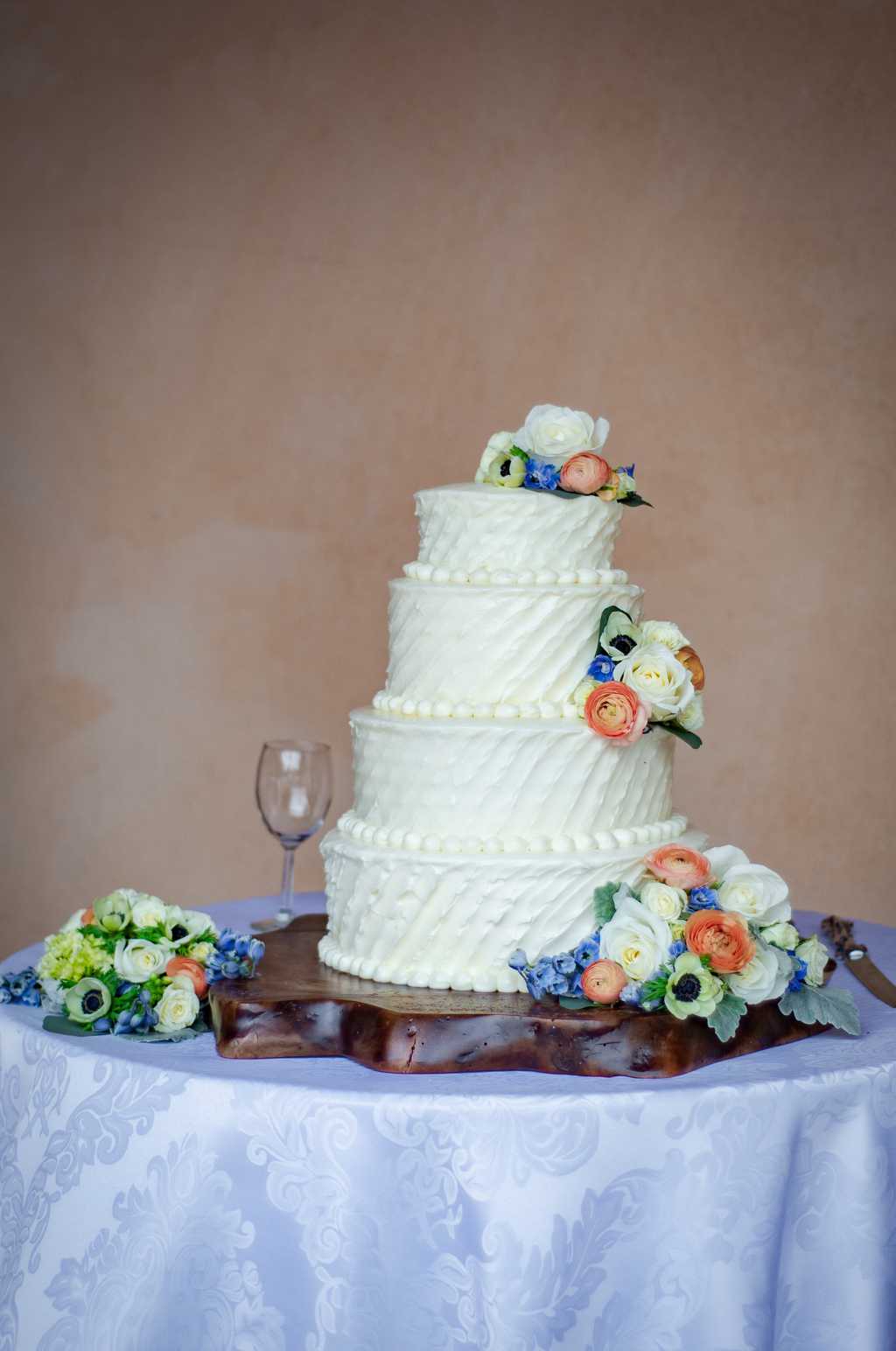 花卉奶油婚礼蛋糕图片