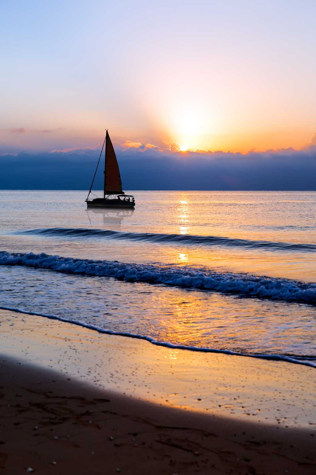 海洋朝阳帆船图片