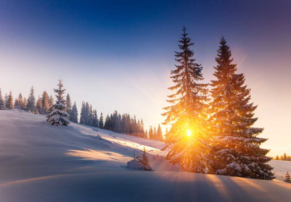 雪山上的暮色景观图片