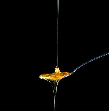 一勺浮动的蜂蜜图片