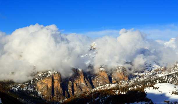 冬日南蒂罗尔雪山景观图片