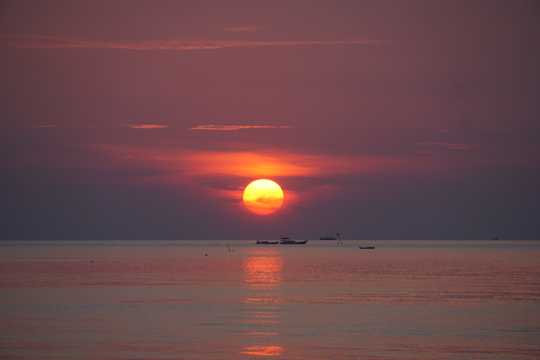 印度尼西亚海上落日图片