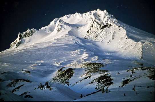 迷人的雪山夜景