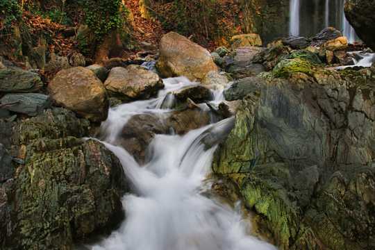 岩石溪流图片
