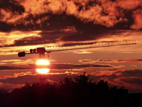 夕阳斜阳起重机剪影图片