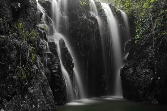 岩石瀑布流水自然风光图片