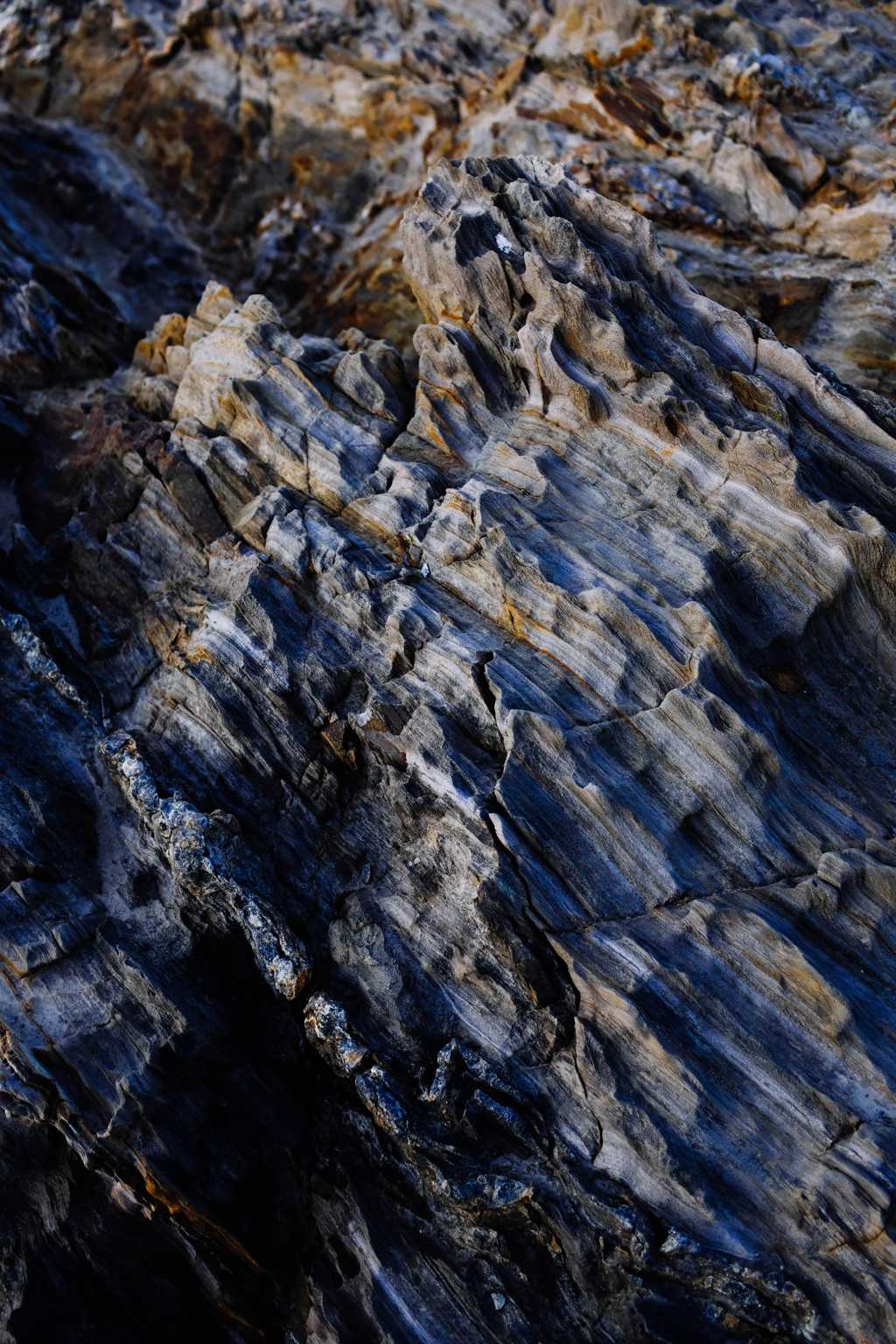 高峻的岩石地貌图片