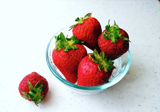 丰盈嫣红草莓图片