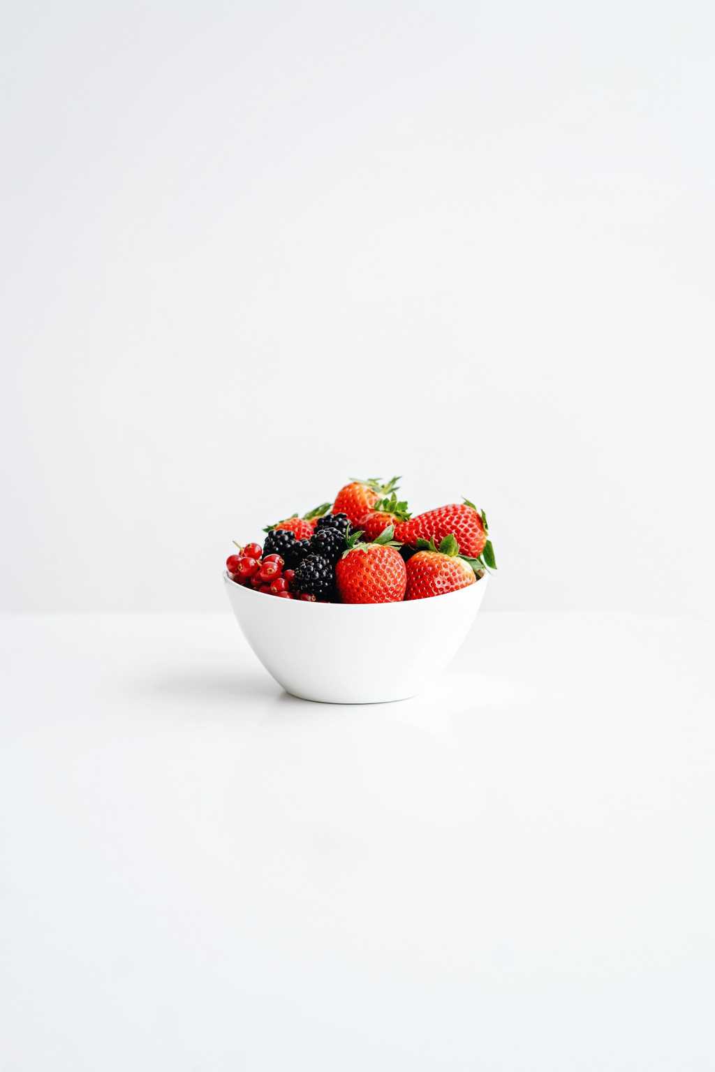 一碗新鲜草莓桑葚图片