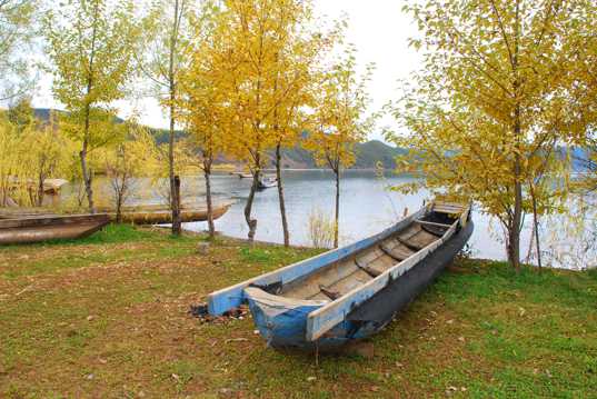 湖畔原野破旧小船图片