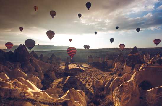 飞上天的热气球高清图片