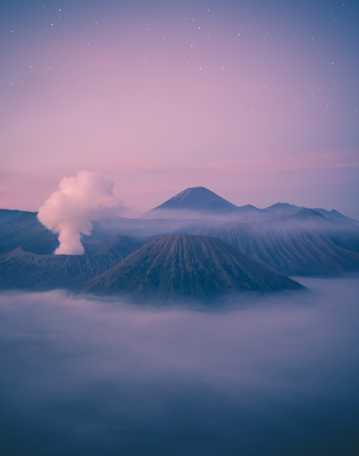 雾气蒸腾的火山
