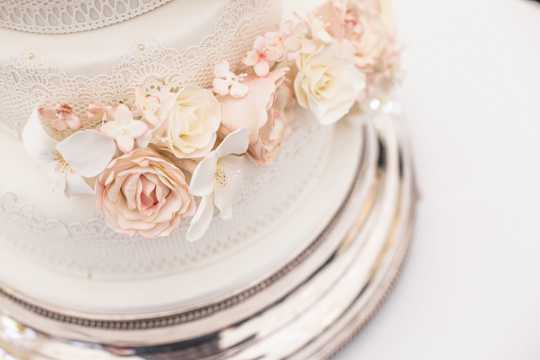 漂亮美丽象征幸福的婚礼蛋糕图片