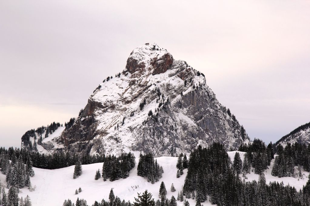 冬天阿尔卑斯雪山景观图片