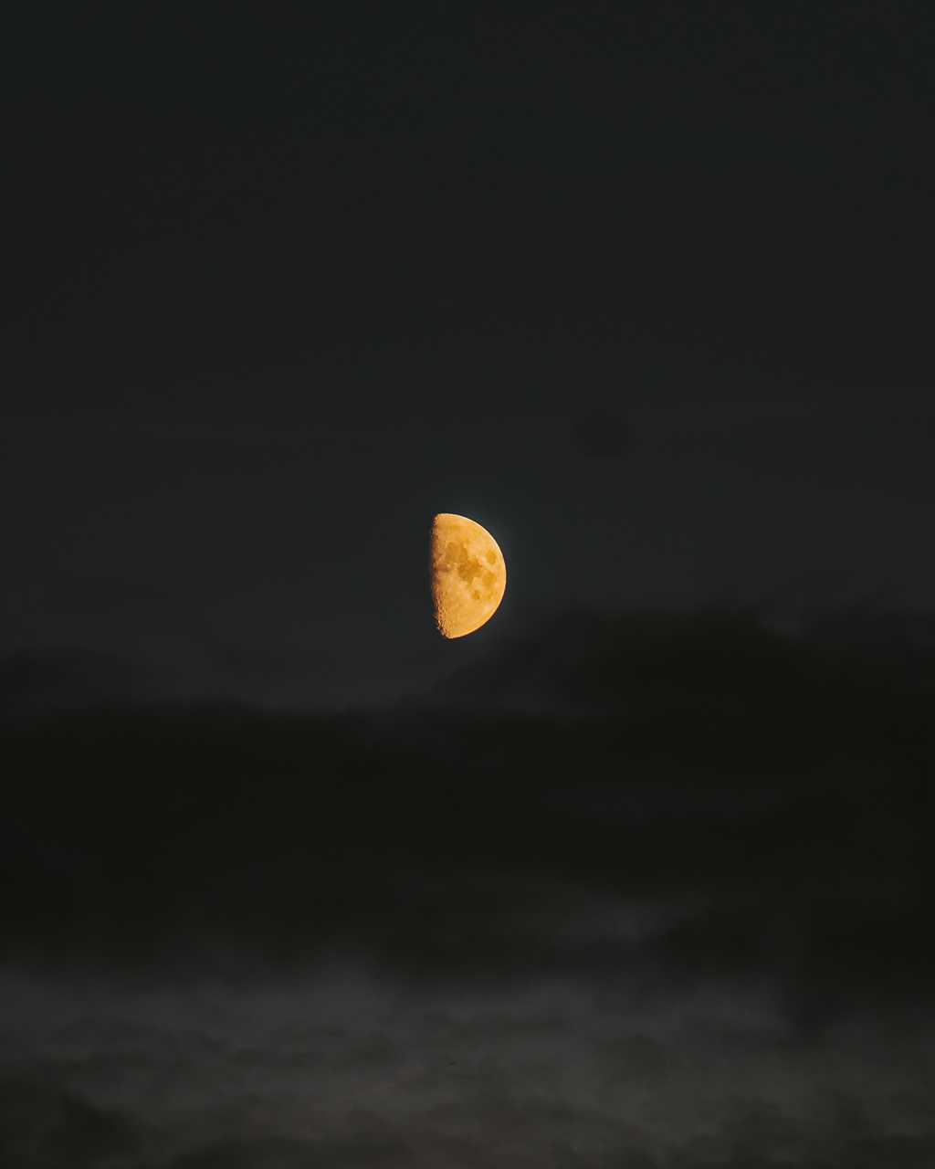 夜晚　　　　天空半月图片