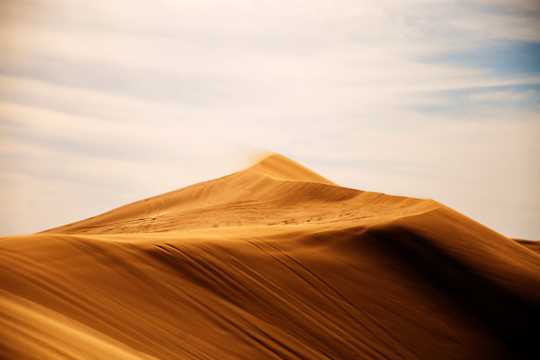 大漠沙堆景色桌面壁纸