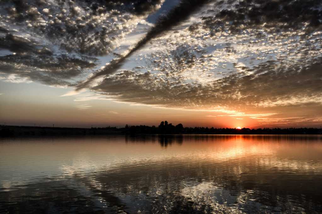 湖面晚霞景象图片