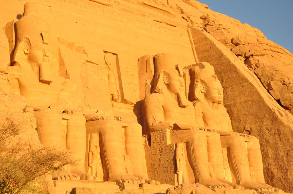 埃及阿布辛贝神庙雕像建筑光景图片