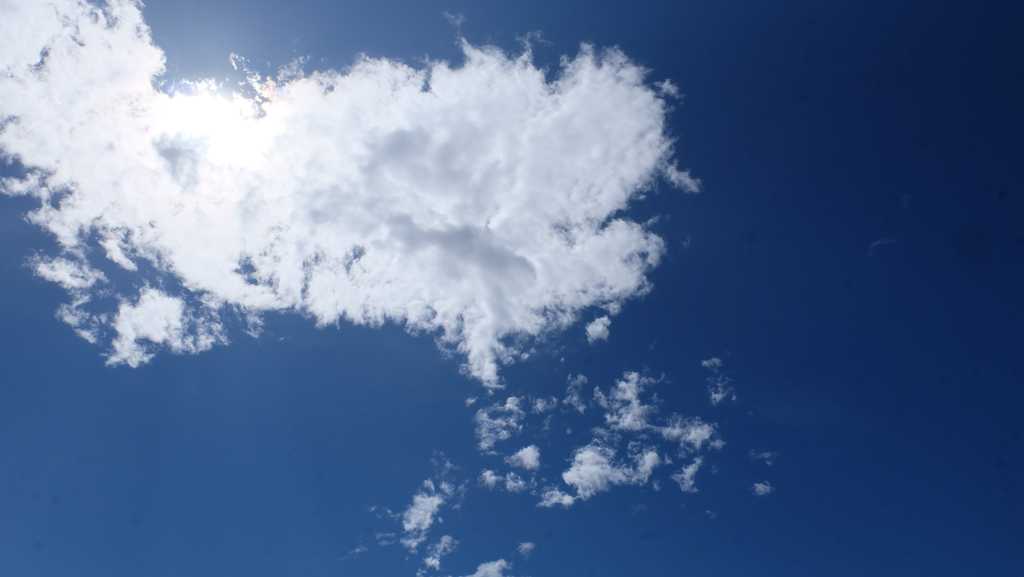 夏季蓝天云朵景物图片