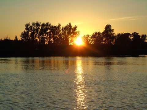 水面夕阳斜阳景观图片