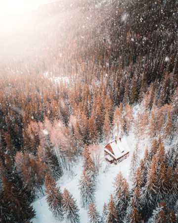 冬日森林小木屋雪景图片