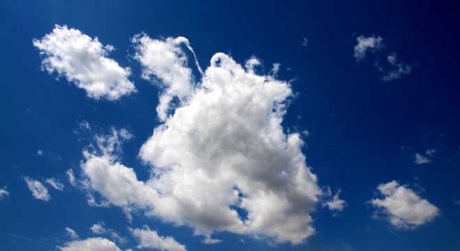 白色云团天空图片
