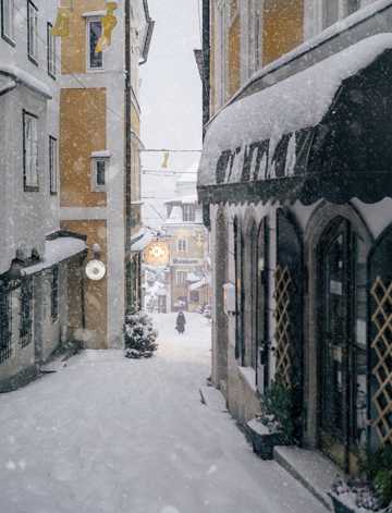 冬日欧洲街巷雪景图片