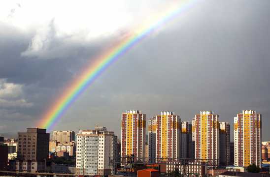 都市天空彩虹图片