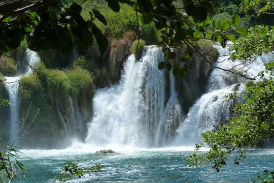大自然瀑布溪流景观