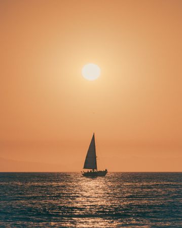 夕阳下的唯美帆船