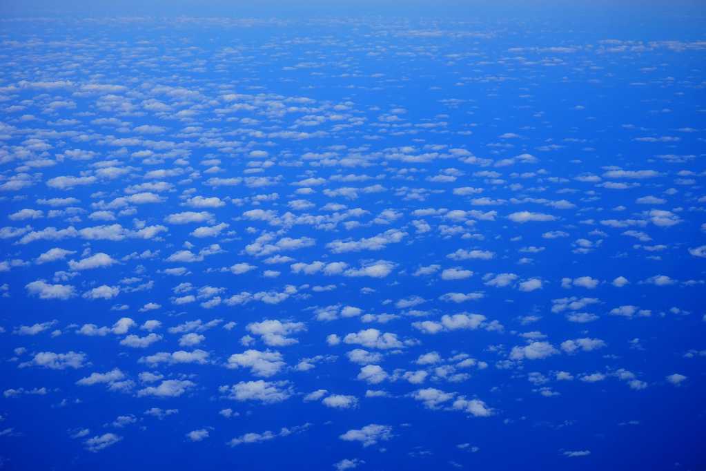 机翼下的蓝天云朵图片