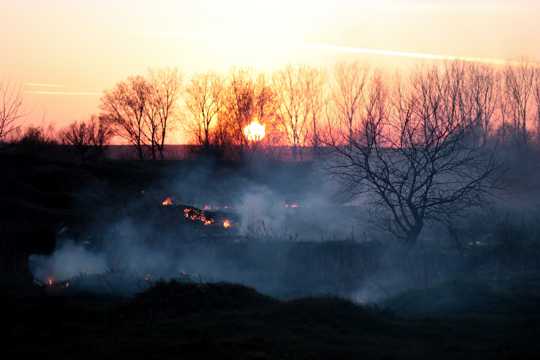 日落斜阳火烧山图片