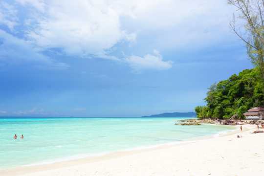 泰国皮皮岛海滨景致图片