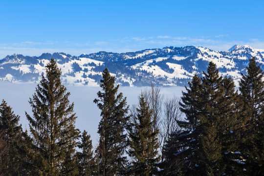 瑞士冬日雪山景观图片
