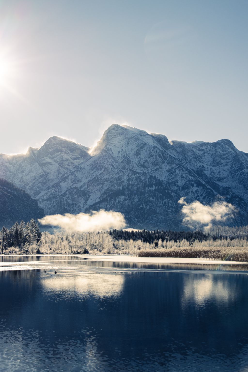 冬天雪山湖水图片