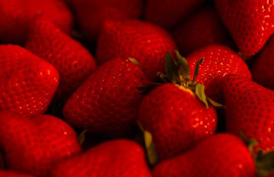 新绯红色草莓水果图片