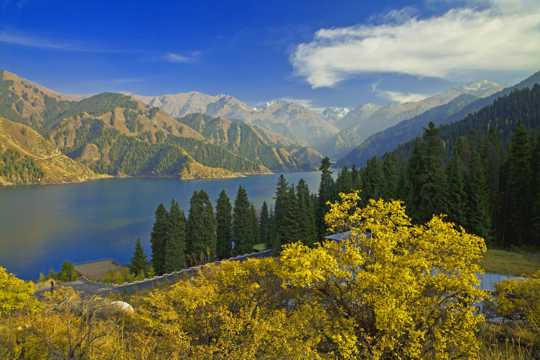 新疆天山天池景色图片