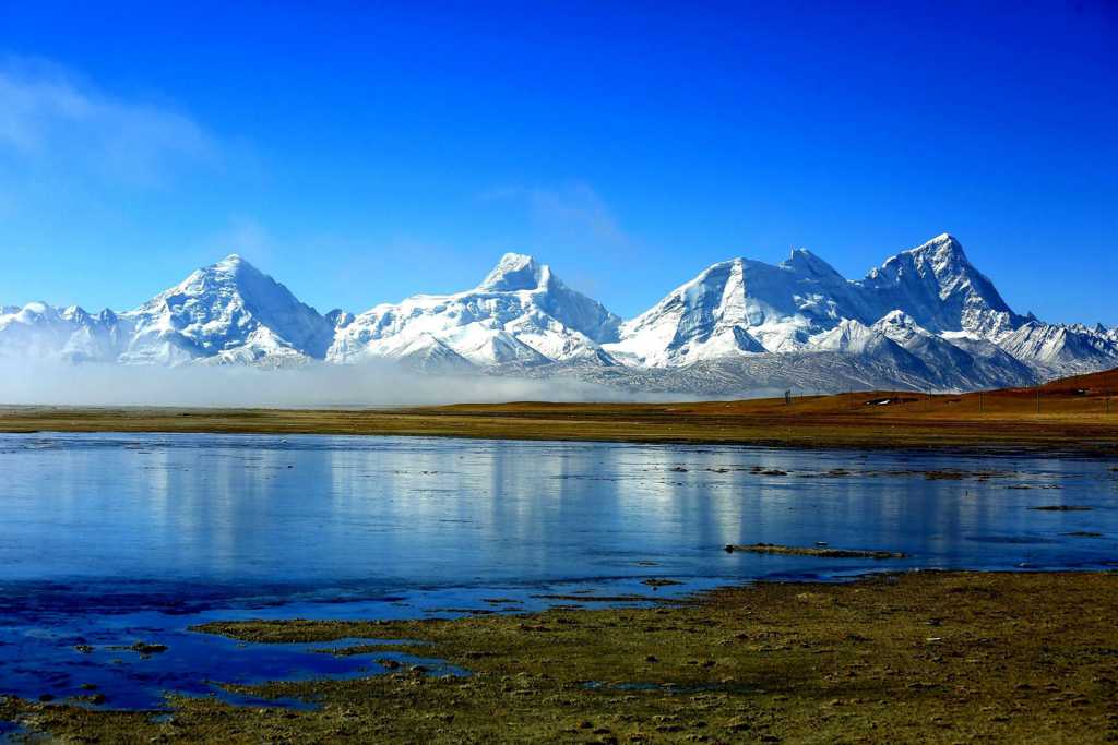 西藏卓木拉日峰景致图片