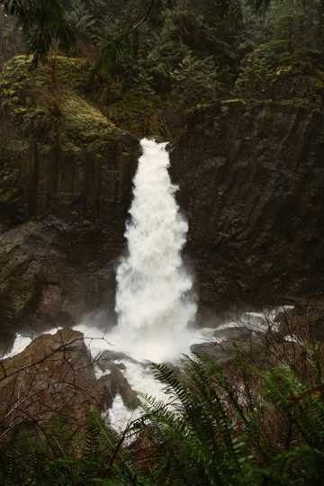 自然瀑布流景致图片