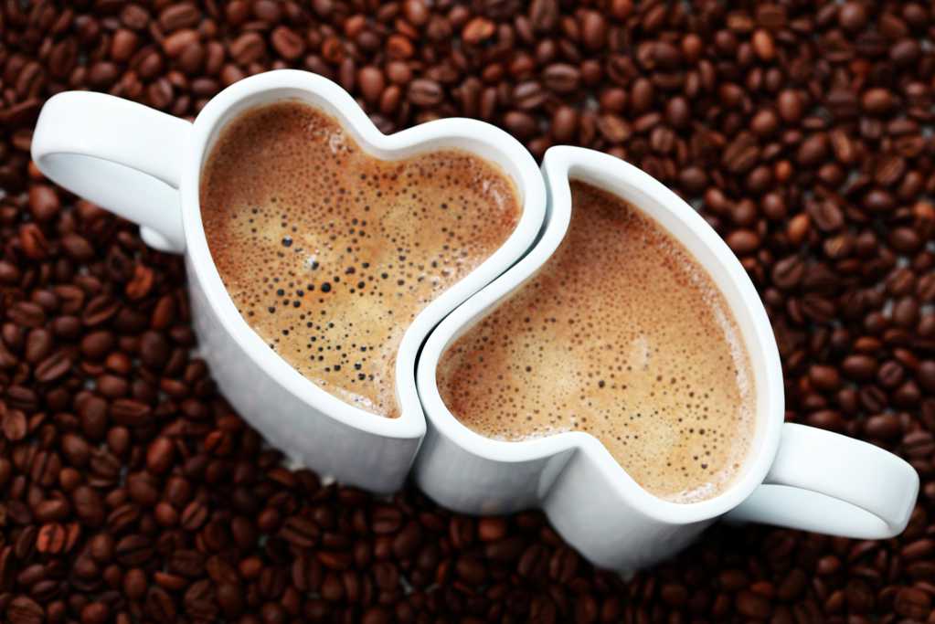 爱人咖啡杯与心形图案咖啡图片