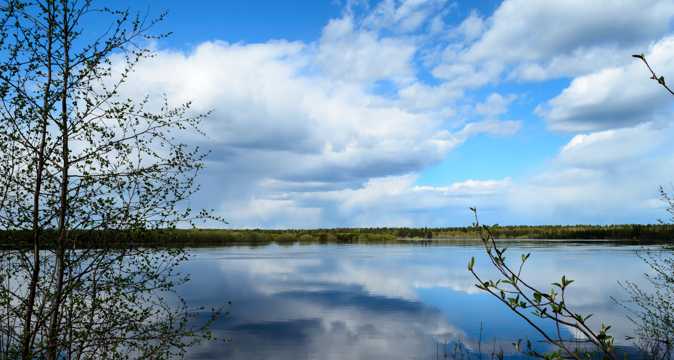 蓝天云层湖水景象图片