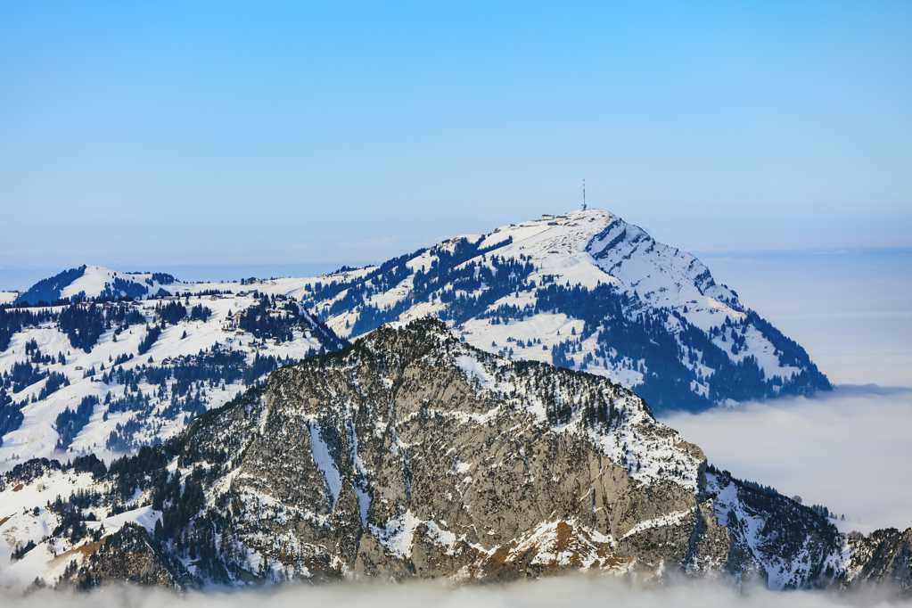瑞士冬日雪山景色图片