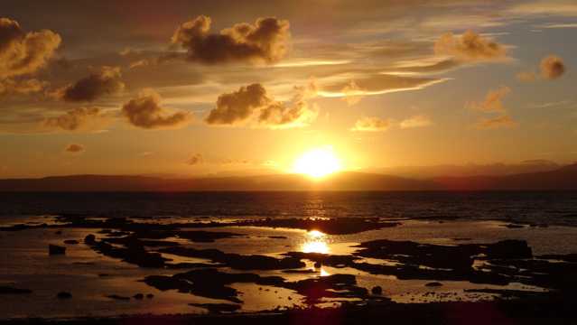 苏格兰西海岸朝阳图片