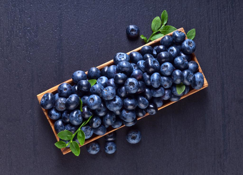 新鲜的蓝莓在桌子上的美味浆果