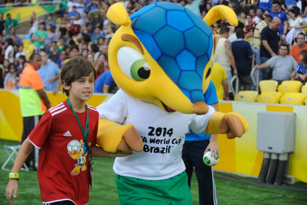 2014年巴西世界杯的吉祥物我欢迎年轻的足球运动员