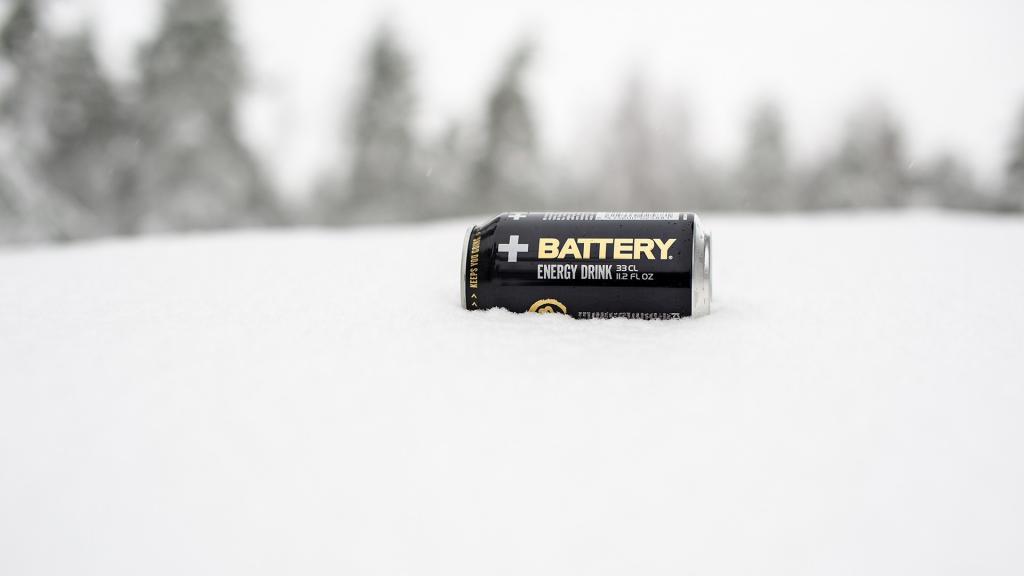 电池在雪地里