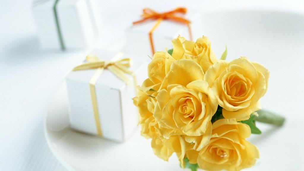 3月8日的黄玫瑰和礼物