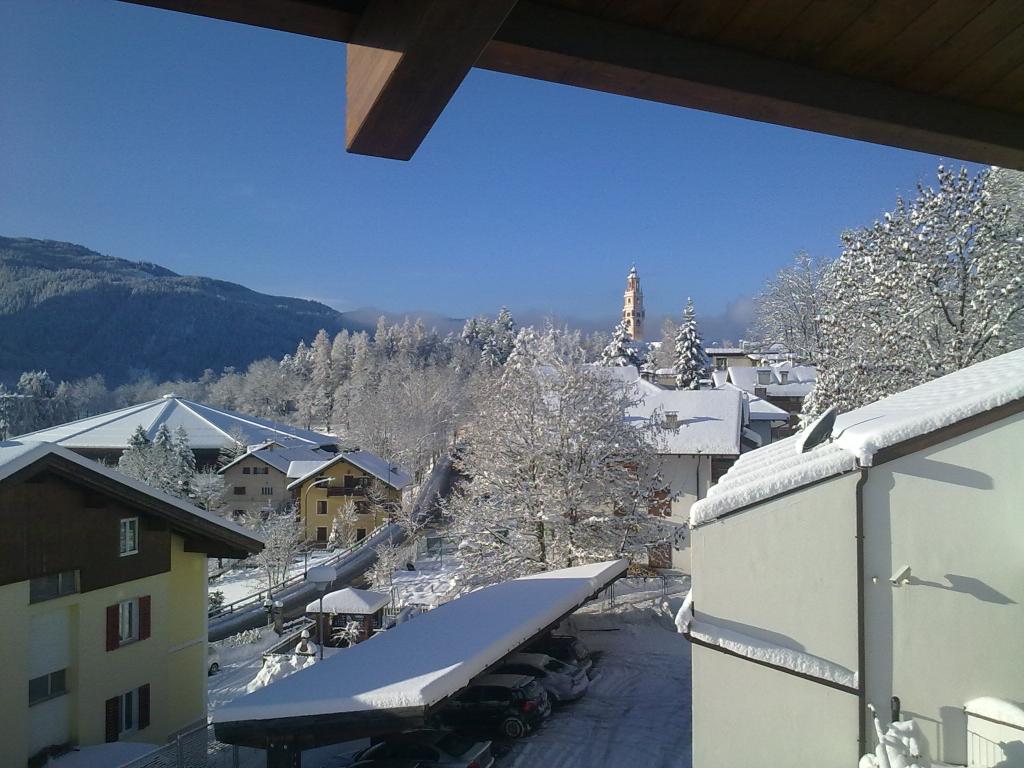 意大利Madonna di Campiglio滑雪胜地阳台上的美景