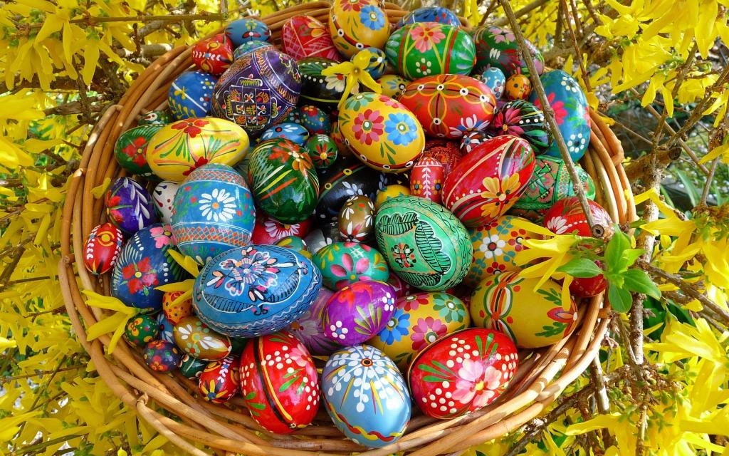 明亮的复活节彩蛋在篮子里