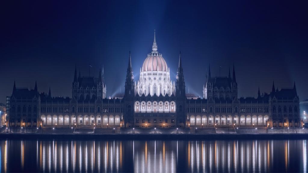 匈牙利布达佩斯的一座建筑物的夜间照明